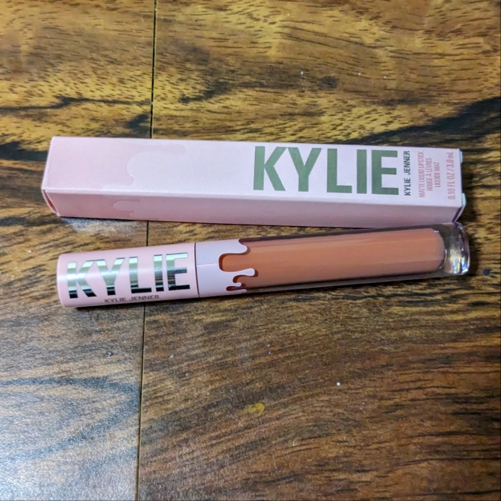 Kylie Cosmetics Liquid Matte Lipstick -  Built to Last - Picture 3 of 6